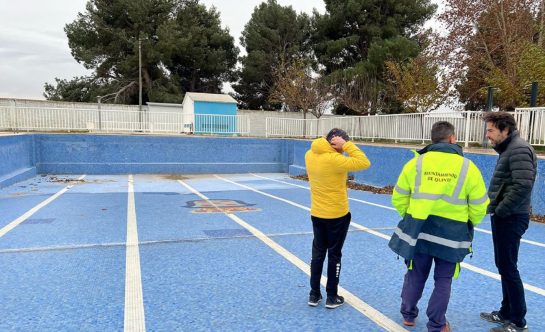 Las piscina grande será reformada interiormente de urgencia.